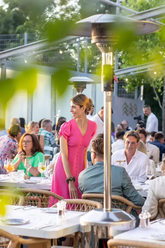 Kymata Modern, stilvolle gehobene Restaurant-Atmosphäre mit moderner Einrichtung und warmem Ambiente, ideal für besondere Anlässe und kulinarische Erlebnisse in entspannter Atmosphäre.