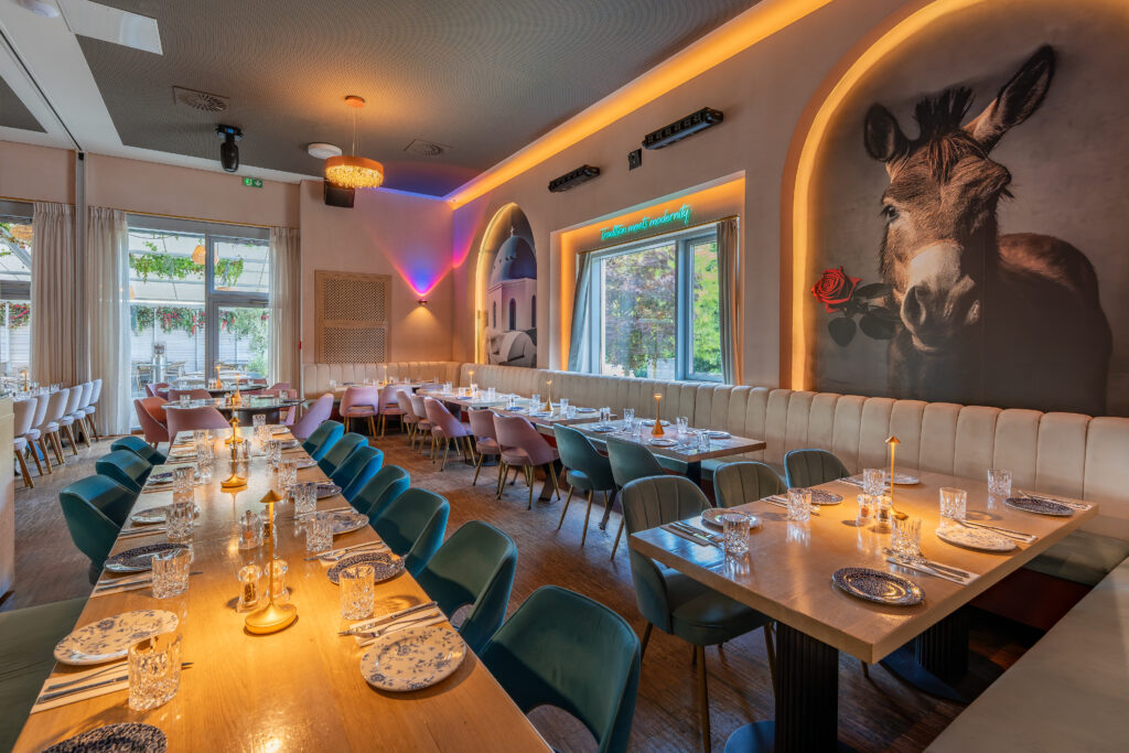 Griechisches Restaurant KYMATA in München mit Terrasse und Santorini-Flair