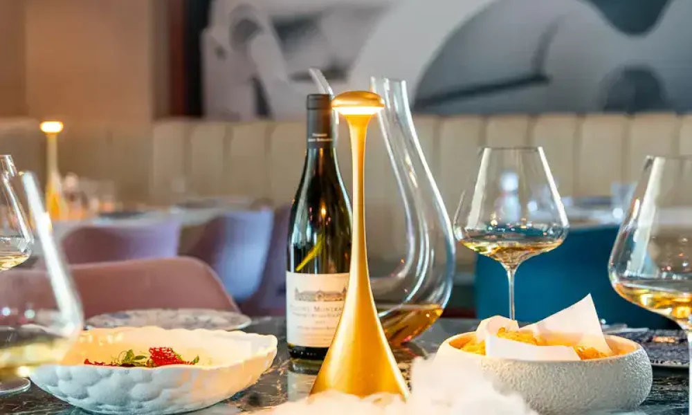 Kymata Modern, elegantes Restaurant mit stilvoller Atmosphäre und mediterraner Küche in Deutschland. Perfekt für besondere Anlässe und entspannte Abende.