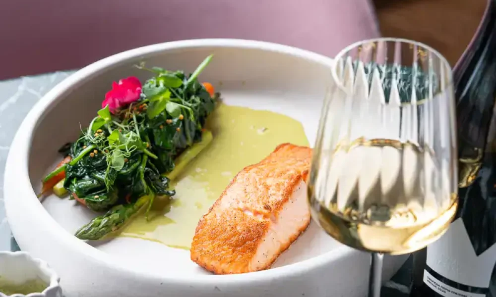 DSC01211 Feines Lachsgericht mit grünem Gemüse und weißem Wein, serviert auf modernem Teller, stilvoll angerichtet. Perfekt für Gourmets und Feinschmecker, ideal für elegante Dinner und besondere Anlässe.
